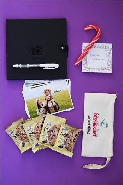 Diş Hekimi Hediye Kutusu - Anı Defteri, Fotoğraf 10 Adet, Bez Kalemlik, Baston Şeker, Onefis Sade Çikolata Parçalı Cookie 4 adet