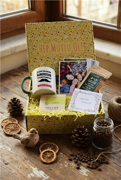 Dünyanın En Yakışıklı Öğretmeni Hediye Kutusu - Kişiye Özel Kupa Standart, Filtre Kahve, Melodi Çikolata, Fotoğraf 12 Adet