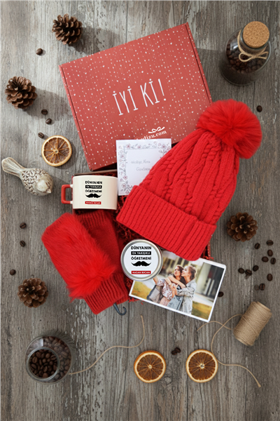 Dünyanın En Yakışıklı Öğretmeni Hediye Kutusu - Kişiye Özel Lüks Fincan, Bere, Eldiven, Mum, Fotoğraf 10 Adet