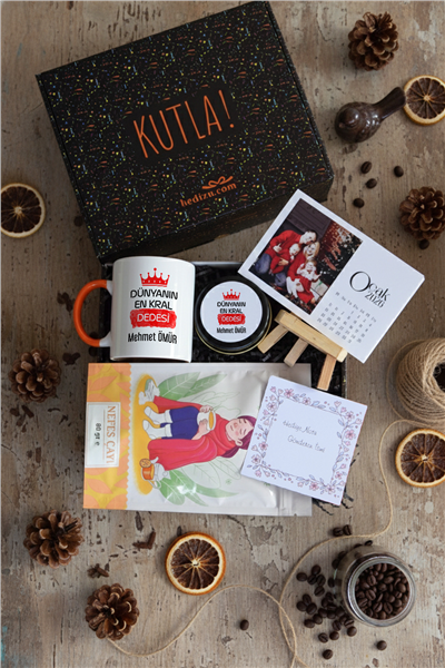 En Kral Dede Hediye Kutusu - Kişiye Özel Kupa Standart, Bitki Çayı, Takvim, Mum