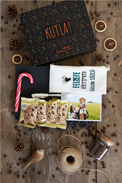 Felsefe Öğretmeni Hediye Kutusu - Anı Defteri, Fotoğraf 10 Adet, Bez Kalemlik, Baston Şeker, Onefis Sade Çikolata Parçalı Cookie 4 adet