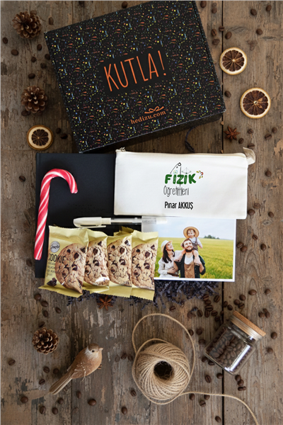 Fizik Öğretmeni Hediye Kutusu - Anı Defteri, Fotoğraf 10 Adet, Bez Kalemlik, Baston Şeker, Onefis Sade Çikolata Parçalı Cookie 4 adet