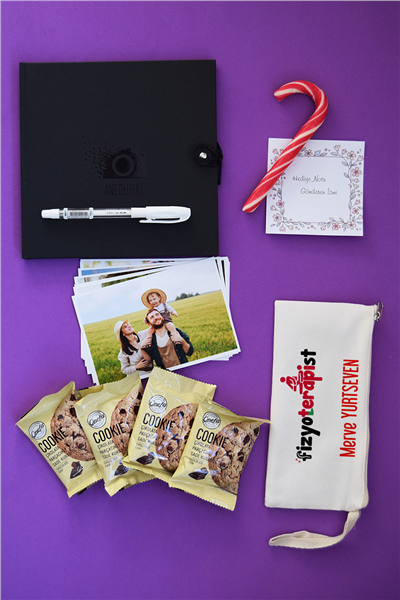 Fizyoterapist Hediye Kutusu - Anı Defteri, Fotoğraf 10 Adet, Bez Kalemlik, Baston Şeker, Onefis Sade Çikolata Parçalı Cookie 4 adet