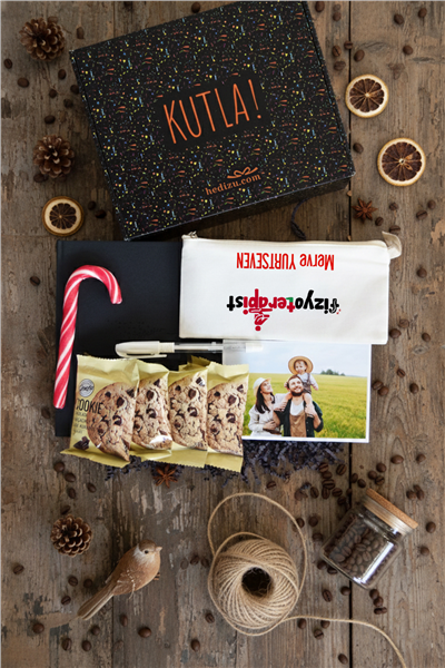 Fizyoterapist Hediye Kutusu - Anı Defteri, Fotoğraf 10 Adet, Bez Kalemlik, Baston Şeker, Onefis Sade Çikolata Parçalı Cookie 4 adet