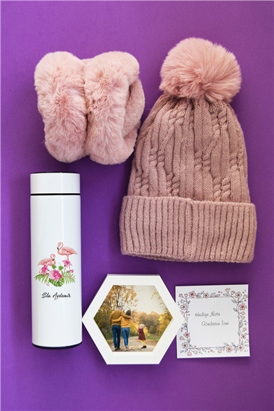 Flamingo Hediye Kutusu - Kişiye Özel Dijital Göstergeli Termos, Kulaklık, Bere, Altıgen Fotoğraf Çerçevesi