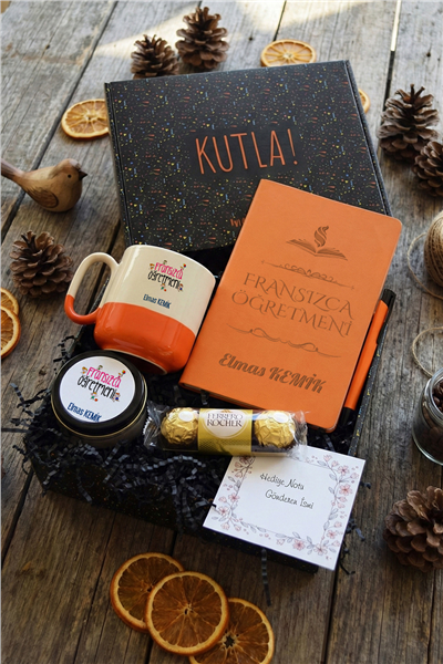 Fransızca Öğretmeni Hediye Kutusu - Kişiye Özel Pro Kupa, Defter, Mum, Çikolata Ferrero Rocher 3lü, Kalem