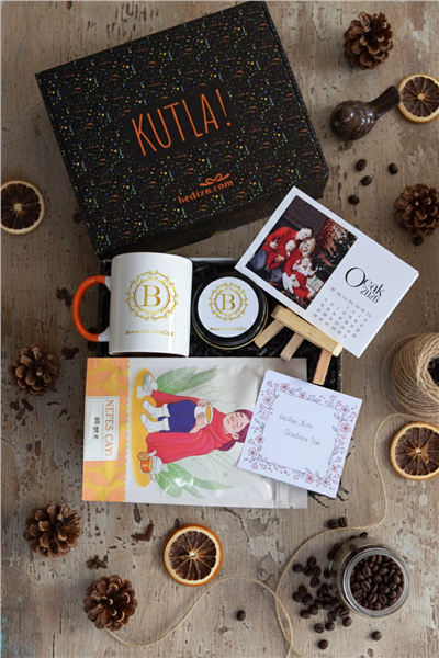 Gold Baş Harf Hediye Kutusu - Kişiye Özel Kupa Standart, Bitki Çayı, Takvim, Mum