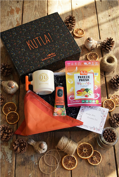 Gold Baş Harf Hediye Kutusu - Kişiye Özel T Kupa, Pols, Fular, El Kremi