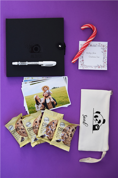 Hello Panda Hediye Kutusu - Anı Defteri, Fotoğraf 10 Adet, Bez Kalemlik, Baston Şeker, Onefis Sade Çikolata Parçalı Cookie 4 adet