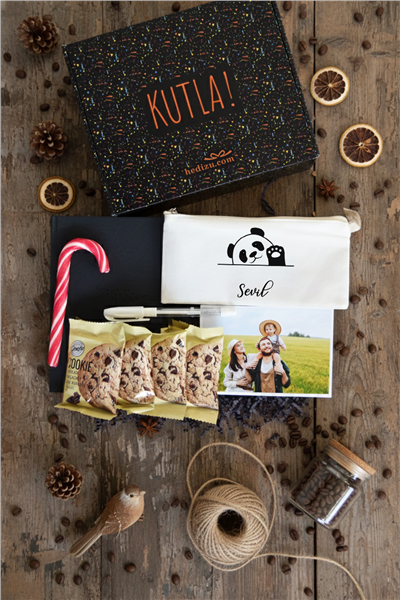 Hello Panda Hediye Kutusu - Anı Defteri, Fotoğraf 10 Adet, Bez Kalemlik, Baston Şeker, Onefis Sade Çikolata Parçalı Cookie 4 adet