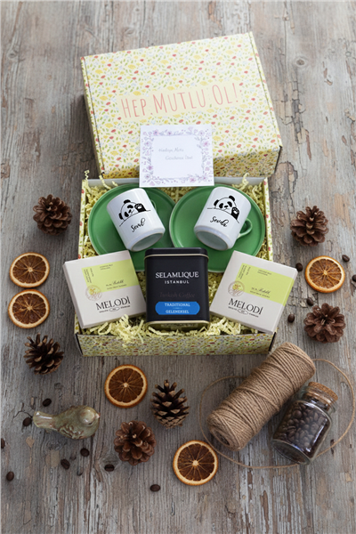 Hello Panda Hediye Kutusu - Kişiye Özel Türk Kahvesi Fincanı 2 Adet, Türk Kahvesi, Melodi Çikolata 2 adet