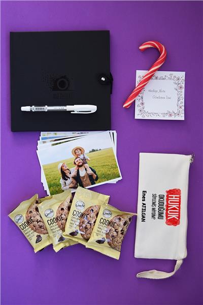 Hukukçulara Hediye Hediye Kutusu - Anı Defteri, Fotoğraf 10 Adet, Bez Kalemlik, Baston Şeker, Onefis Sade Çikolata Parçalı Cookie 4 adet