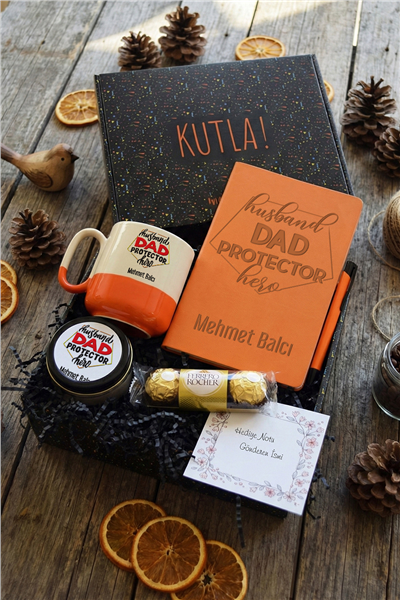Husbanda Dad Protector Hero Hediye Kutusu - Kişiye Özel Pro Kupa, Defter, Mum, Çikolata Ferrero Rocher 3lü, Kalem