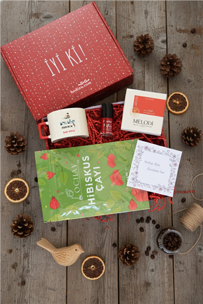 İngilizce Öğretmeni Hediye Kutusu - Kişiye Özel Lüks Fincan, Bitki Çayı, Oje, Melodi Çikolata