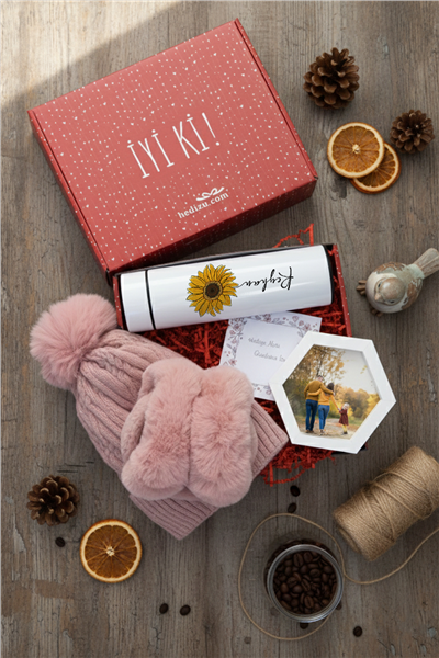İsimli Ayçiçek Hediye Kutusu - Kişiye Özel Dijital Göstergeli Termos, Kulaklık, Bere, Altıgen Fotoğraf Çerçevesi
