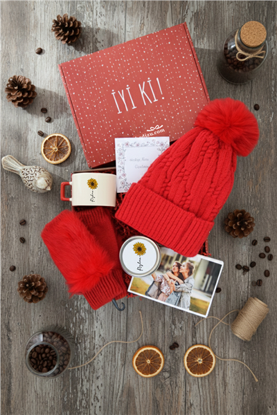 İsimli Ayçiçek Hediye Kutusu - Kişiye Özel Lüks Fincan, Bere, Eldiven, Mum, Fotoğraf 10 Adet