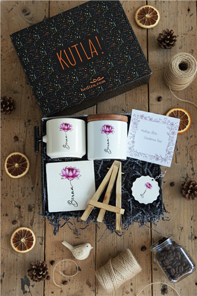 İsimli Nilüfer Hediye Kutusu - Kişiye Özel T Kupa, Seramik Kalemlik, Dekoratif Taş İsimlik, Güneş Anahtarlık