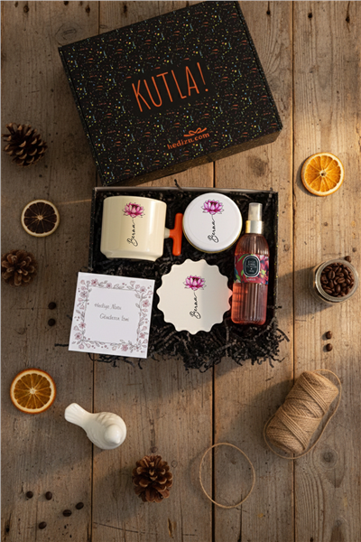 İsimli Nilüfer Hediye Kutusu - Kişiye Özel T Kupa, Kolonya, Bardak Altlığı, Mum