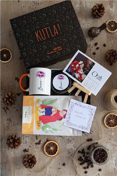 İsimli Nilüfer Hediye Kutusu - Kişiye Özel Kupa Standart, Bitki Çayı, Takvim, Mum