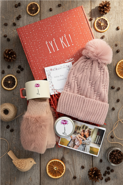 İsimli Nilüfer Hediye Kutusu - Kişiye Özel Lüks Fincan, Bere, Eldiven, Mum, Fotoğraf 10 Adet