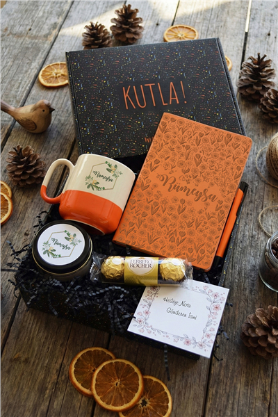 İsme Özel Çiçekli Hediye Kutusu - Kişiye Özel Pro Kupa, Defter, Mum, Çikolata Ferrero Rocher 3lü, Kalem