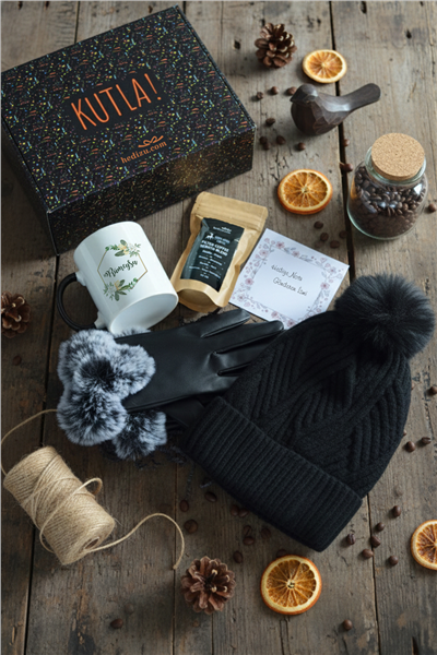 İsme Özel Çiçekli Hediye Kutusu - Kişiye Özel Kupa Standart, Filtre Kahve, Eldiven, Bere