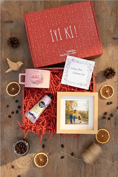 İsme Özel Hediye Kutusu - Kişiye Özel Lüks Pastel Fincan, El Kremi, Ahşap Fotoğraf Çerçevesi