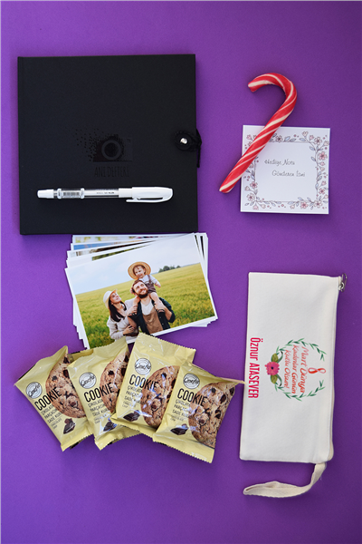 Kadınlar Günü Hediye Kutusu - Anı Defteri, Fotoğraf 10 Adet, Bez Kalemlik, Baston Şeker, Onefis Sade Çikolata Parçalı Cookie 4 adet