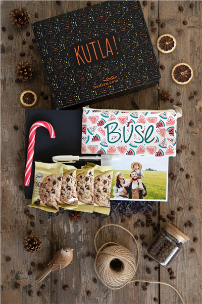 Karpuz Desenli Hediye Kutusu - Anı Defteri, Fotoğraf 10 Adet, Bez Kalemlik, Baston Şeker, Onefis Sade Çikolata Parçalı Cookie 4 adet