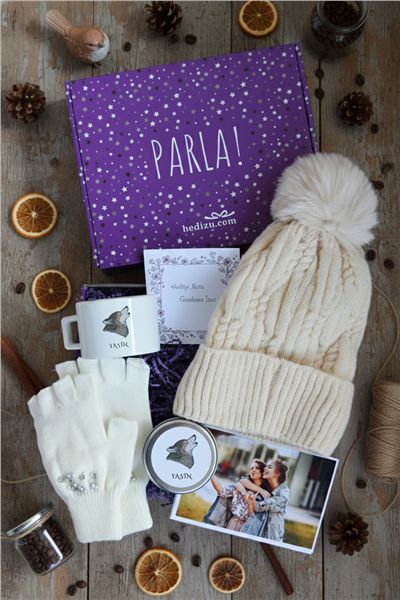 Kurt Baskılı Hediye Kutusu - Kişiye Özel Lüks Fincan, Bere, Eldiven, Mum, Fotoğraf 10 Adet