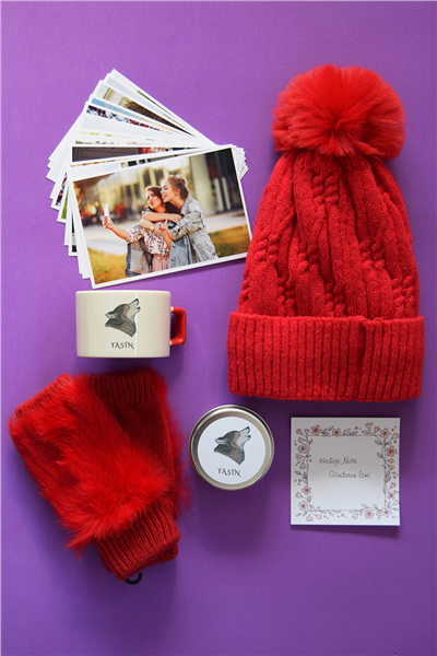 Kurt Baskılı Hediye Kutusu - Kişiye Özel Lüks Fincan, Bere, Eldiven, Mum, Fotoğraf 10 Adet