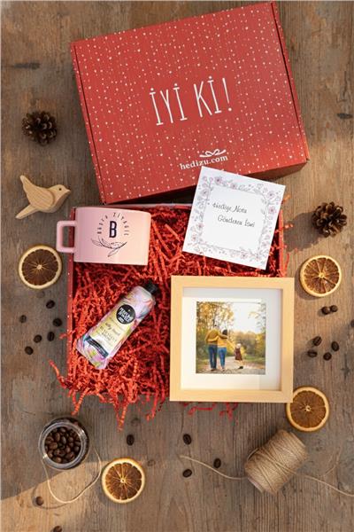 Minimal Baş Harf ve İsim Hediye Kutusu - Kişiye Özel Lüks Pastel Fincan, El Kremi, Ahşap Fotoğraf Çerçevesi