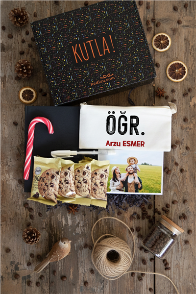 Minimal Öğretmen Hediye Kutusu - Anı Defteri, Fotoğraf 10 Adet, Bez Kalemlik, Baston Şeker, Onefis Sade Çikolata Parçalı Cookie 4 adet