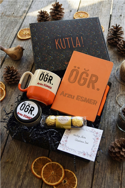 Minimal Öğretmen Hediye Kutusu - Kişiye Özel Pro Kupa, Defter, Mum, Çikolata Ferrero Rocher 3lü, Kalem