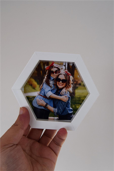 Mükemmel Kız Kardeş Hediye Kutusu - Kişiye Özel Dijital Göstergeli Termos, Kulaklık, Bere, Altıgen Fotoğraf Çerçevesi