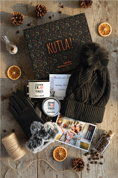 Mükemmel Yenge Hediye Kutusu - Kişiye Özel Lüks Fincan, Bere, Eldiven, Mum, Fotoğraf 10 Adet