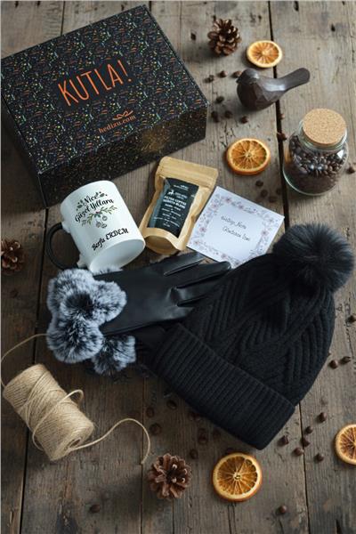 Nice Güzel Yıllara Hediye Kutusu - Kişiye Özel Kupa Standart, Filtre Kahve, Eldiven, Bere