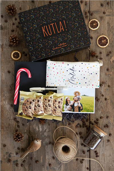 Puantiye İsim Hediye Kutusu - Anı Defteri, Fotoğraf 10 Adet, Bez Kalemlik, Baston Şeker, Onefis Sade Çikolata Parçalı Cookie 4 adet