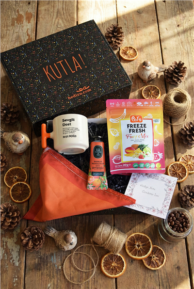 Sevgili Dost Hediye Kutusu - Kişiye Özel T Kupa, Pols, Fular, El Kremi