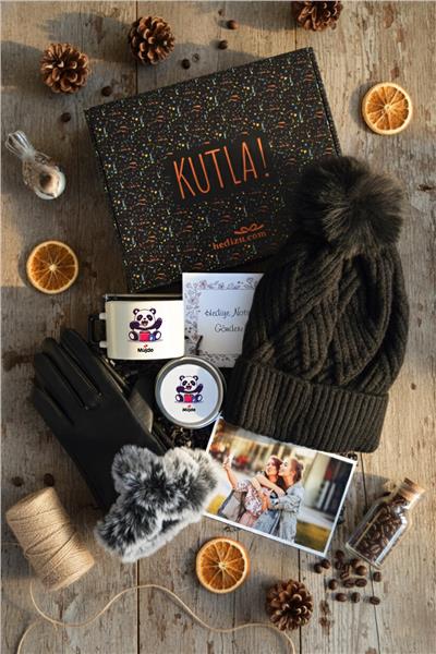 Sevimli Panda Hediye Kutusu - Kişiye Özel Lüks Fincan, Bere, Eldiven, Mum, Fotoğraf 10 Adet