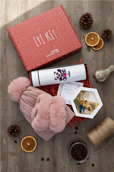 Sevimli Panda Hediye Kutusu - Kişiye Özel Dijital Göstergeli Termos, Kulaklık, Bere, Altıgen Fotoğraf Çerçevesi