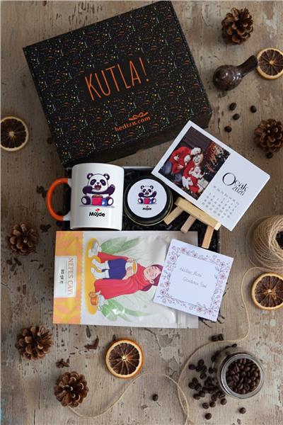 Sevimli Panda Hediye Kutusu - Kişiye Özel Kupa Standart, Bitki Çayı, Takvim, Mum