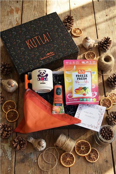 Sevimli Panda Hediye Kutusu - Kişiye Özel T Kupa, Pols, Fular, El Kremi