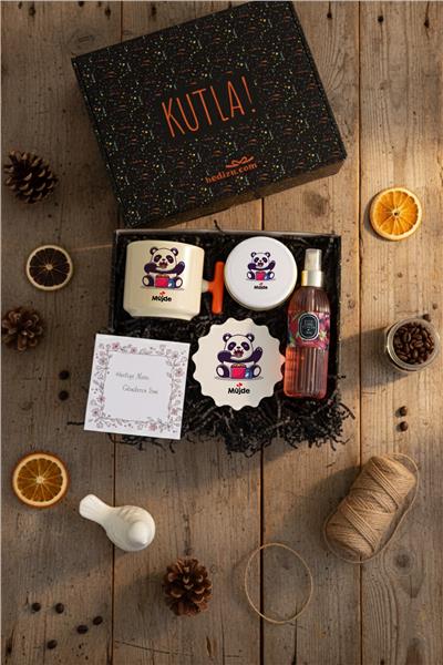 Sevimli Panda Hediye Kutusu - Kişiye Özel T Kupa, Kolonya, Bardak Altlığı, Mum