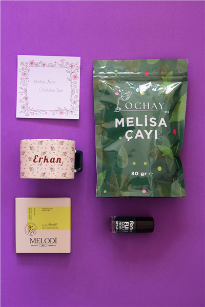 Tatlı Ayıcık Desenli Hediye Kutusu - Kişiye Özel Lüks Fincan, Bitki Çayı, Oje, Melodi Çikolata