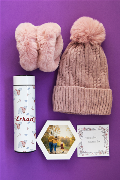 Tatlı Ayıcık Desenli Hediye Kutusu - Kişiye Özel Dijital Göstergeli Termos, Kulaklık, Bere, Altıgen Fotoğraf Çerçevesi