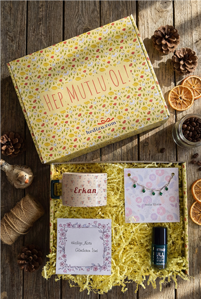 Tatlı Ayıcık Desenli Hediye Kutusu - Kişiye Özel Lüks Fincan, Bileklik, Oje