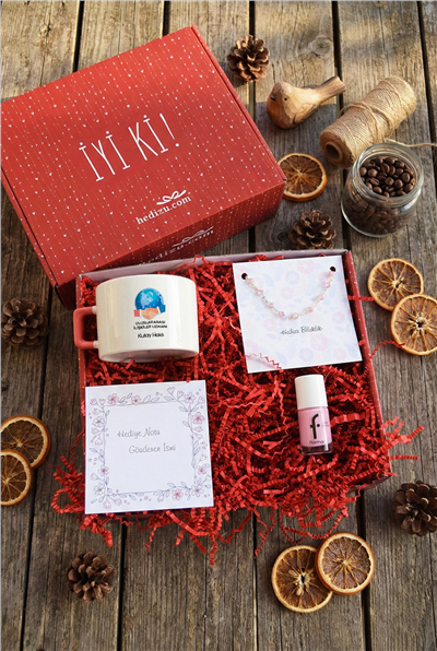 Uluslararası İlişkiler Uzmanı Hediye Kutusu - Kişiye Özel Lüks Fincan, Bileklik, Oje