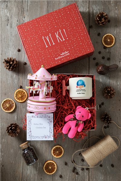 Uluslararası İlişkiler Uzmanı Hediye Kutusu - Kişiye Özel T Kupa, Atlı Karınca Müzik Kutusu, Peluş Anahtarlık