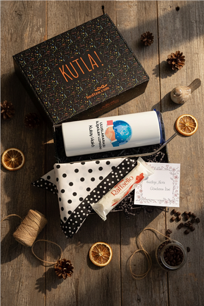 Uluslararası İlişkiler Uzmanı Hediye Kutusu - Kişiye Özel Pipetli Çelik Termos, Fular, Çikolata Ferrero Rocher Raffaello